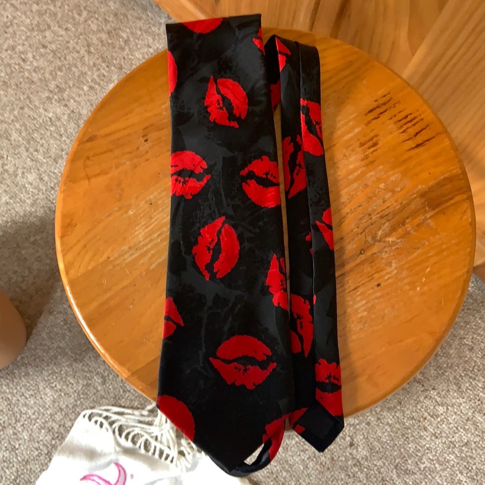 ANDALORO black tie with red kisses 54” Valentine’s Day gift
Fun date night tie